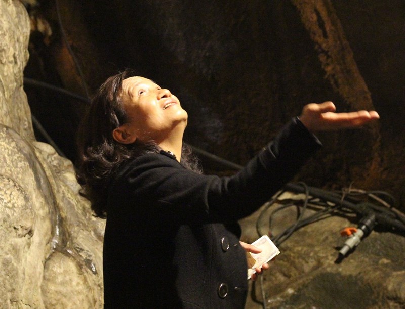 Đua nhau ngửa cổ, giơ tay hứng ‘nước thánh’ chùa Hương